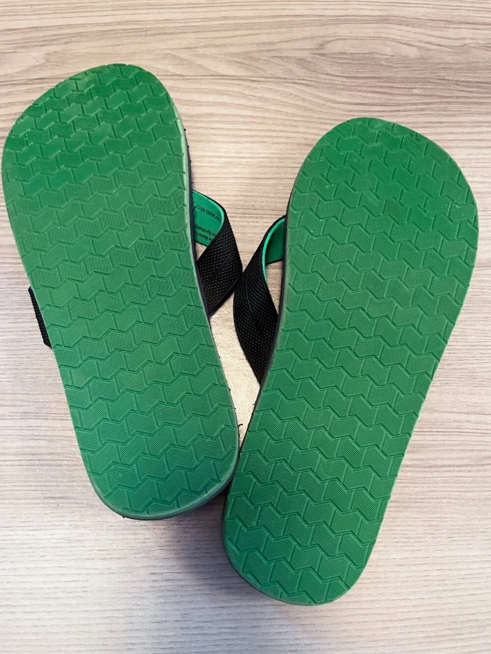 Men's Flip Flop Sandals Black Green Size 11-12 Lightweight Beach Pool Casual